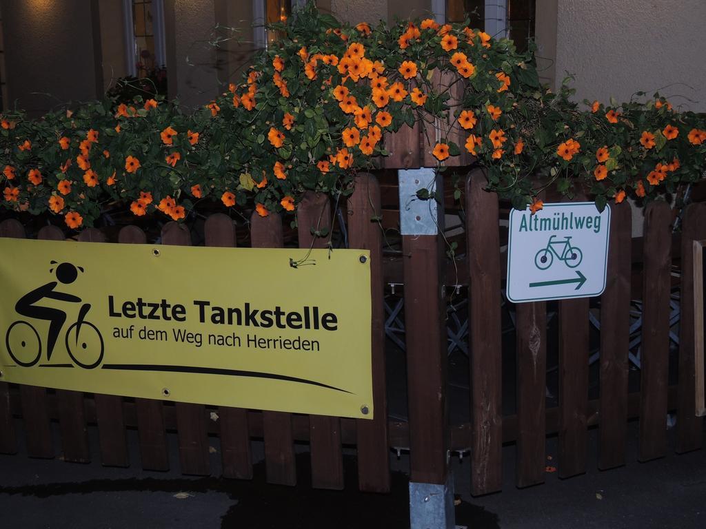 Hotel-Gasthof Neue Post Leutershausen  Екстер'єр фото