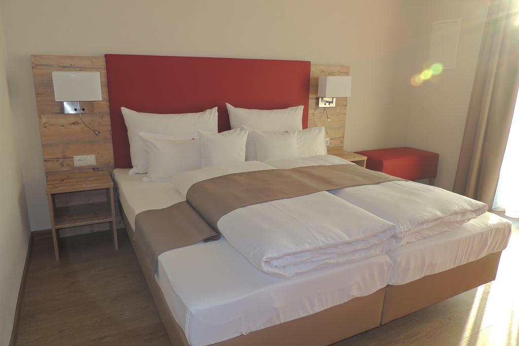 Hotel-Gasthof Neue Post Leutershausen  Екстер'єр фото