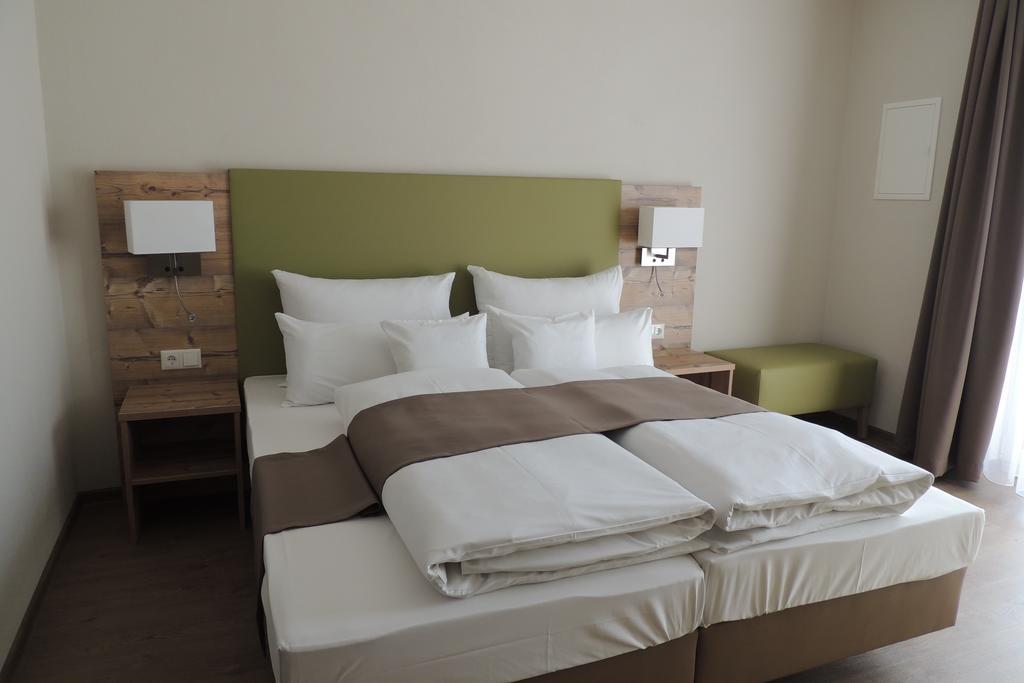 Hotel-Gasthof Neue Post Leutershausen  Екстер'єр фото