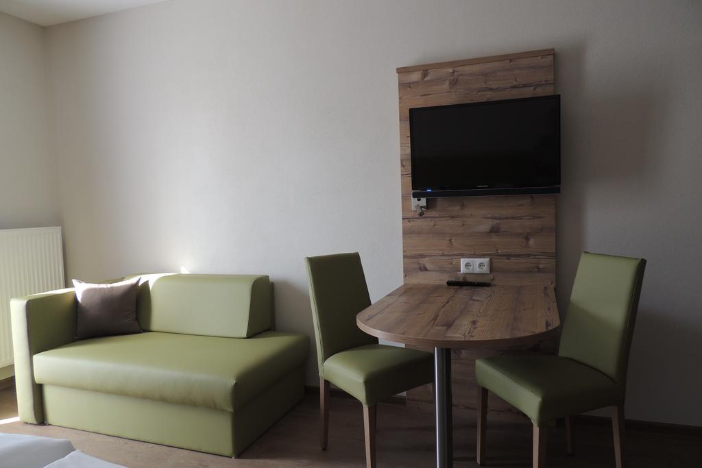 Hotel-Gasthof Neue Post Leutershausen  Екстер'єр фото